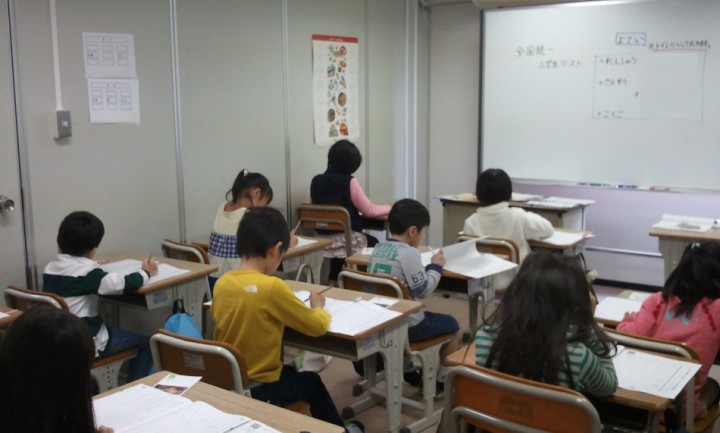 小学生テスト風景。みなさん真剣に問題を解いています。